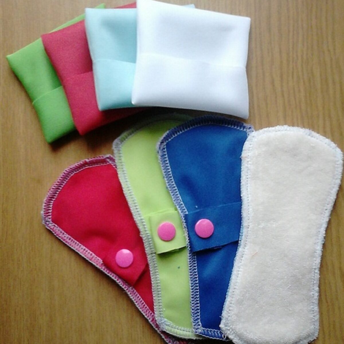 Protège-slips lavables imperméables et leurs pochettes